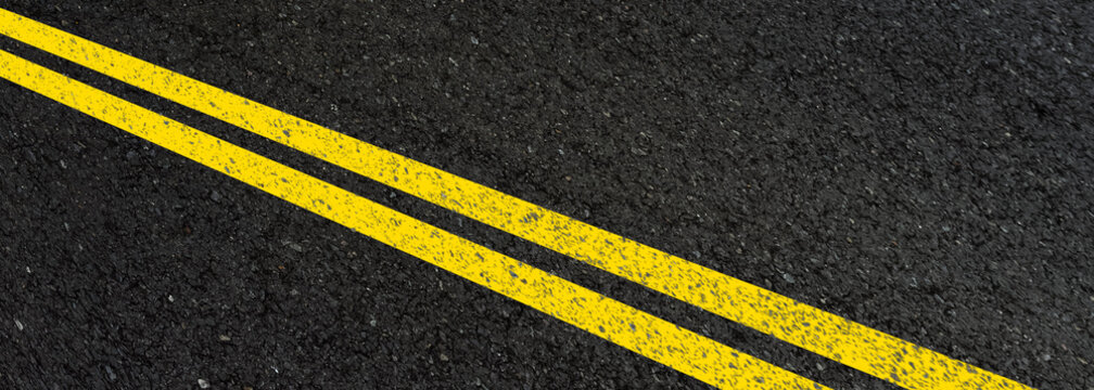 Bandes jaunes sur asphalte 