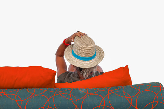Femme au chapeau sur sofa, fond blanc 