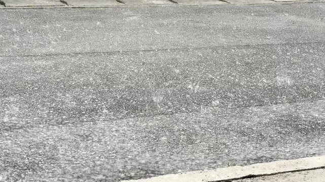 【悪天候・大雨】路面に降る激しい雨と水たまり、台風やゲリラ豪雨のイメージ