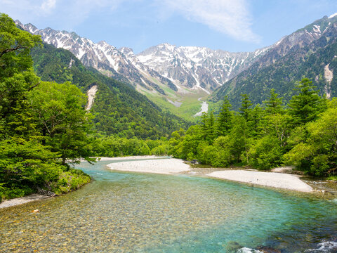 上高地の梓川を流れるエメラルドグリーンの清流
