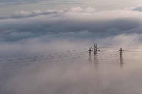 雲海の中から頭を出す3本の鉄塔