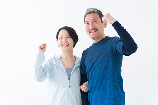 スポーツウェアを着たミドル夫婦