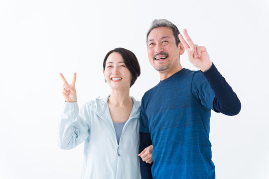 スポーツウェアを着たミドル夫婦