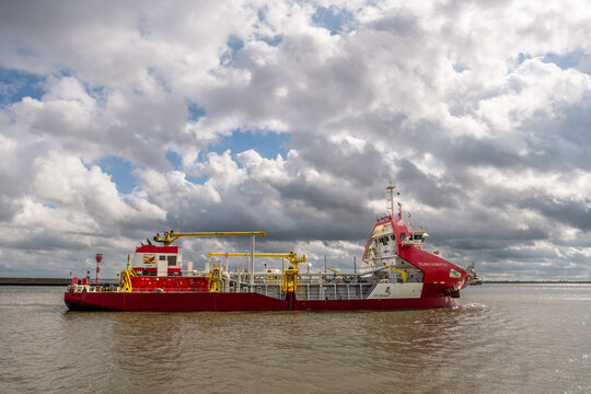 Trailing suction hopper dredger Teunis Huibertus, IHC Beagle 4, dredging Elbe river near Brunsb&uuml;ttel locks, Schleswig-Holstein, Germany