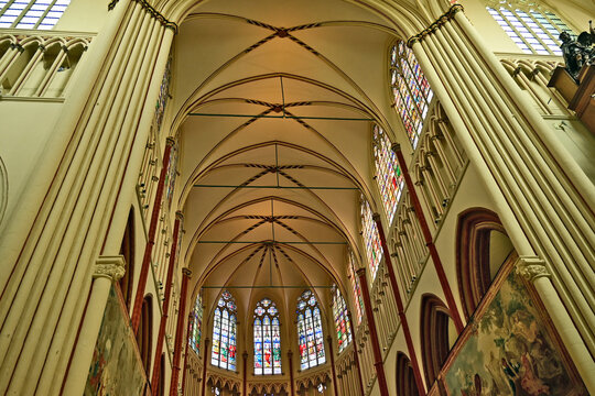 Bruges, interno e vetrate della Cattedrale di San Salvatore (Sint-Salvatorskathedraal) , Fiandre,  Belgio