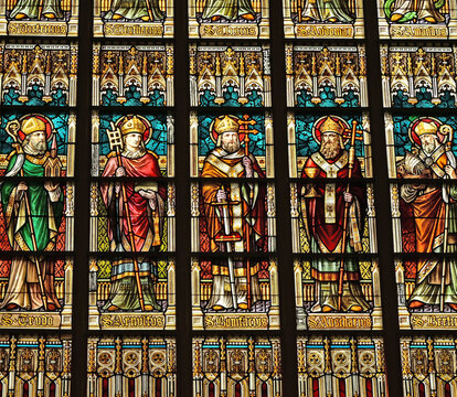 Bruges, interno e vetrate della Cattedrale di San Salvatore (Sint-Salvatorskathedraal) , Fiandre,  Belgio