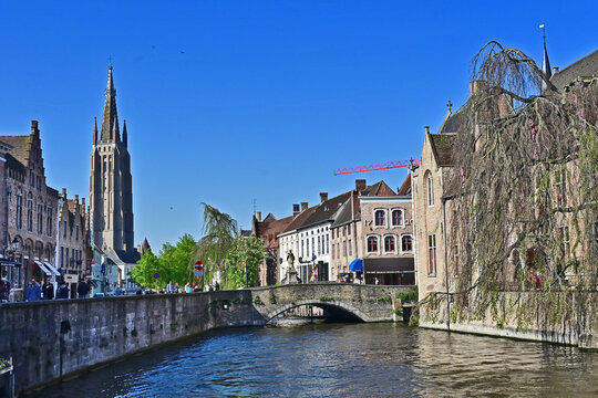 Bruges,  case, strade, ponti , canali e la Chiesa di Nostra Signora (Onze-Lieve-Vrouwekerk),  Fiandre,  Belgio