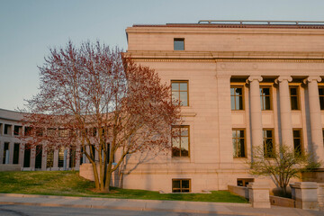 Naklejka premium Historic government building with columns during golden hour.