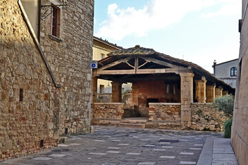 Obraz premium Bagno Vignoni, l'antico borgo e la famosa piscina termale, Siena, Val d'Orcia, Toscana
