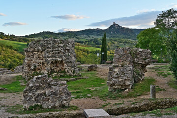 Obraz premium Bagno Vignoni, l'antico borgo e le vecchie rovine, Siena, Val d'Orcia, Toscana