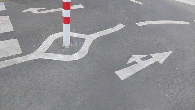 Fahrbahnmarkierung f&uuml;r Hindernis-Pfosten auf der Fahrrad-Spur