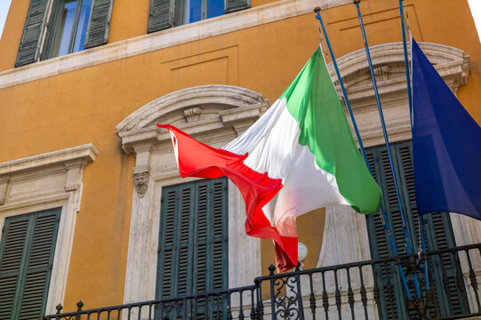 Drapeau italien et europ&eacute;en sur un mur ocre de la ville de Rome, Italie