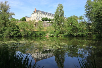 Obraz premium Étang Saint-Nicolas à Angers (Maine-et-Loire / Pays de la Loire), entouré d’arbres et de végétation, avec l’abbaye Saint Nicolas se reflétant dans l’eau, à l’entrée du parc de la Garenne (France)