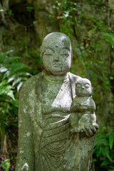 Obraz premium Jizo Bosatsu statue holding baby at Mitaki-Dera in Hiroshima