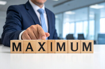 Obraz premium Maximum - Geschäftsmann zeigt auf den Text 