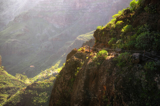 Atemberaubend sch&ouml;ner Wanderweg in der Schlucht Barranco de Guarimiar auf La Gomera