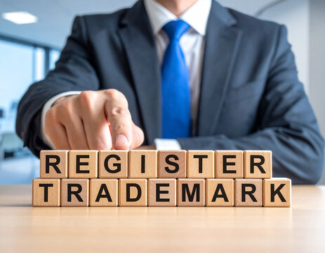 Register Trademark - Geschäftsmann zeigt auf den Text "Register Trademark"
