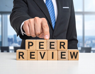 Obraz premium Peer Review - Geschäftsmann zeigt auf den Text 