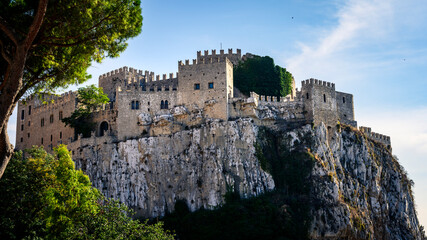 Obraz premium Caccamo. Sicily between land and sea. An ancient castle and fortified village.