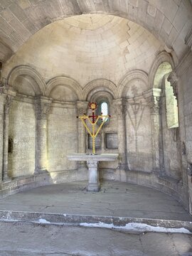 
Int&eacute;rieur roman de la chapelle Saint-Nicolas sur le Pont d'Avignon. Vo&ucirc;te en cul-de-four, autel de pierre et croix dor&eacute;e orn&eacute;e de perles rouges, architecture m&eacute;di&eacute;vale.