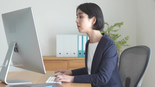 仕事に追われる女性