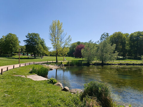 Walking Path and Pond at Parc L&eacute;o Lagrange, Reims