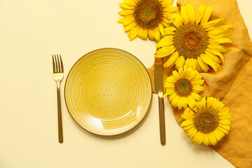 Obraz premium Beautiful table setting with sunflowers on yellow background
