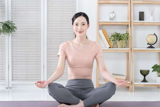 家でヨガをする女性