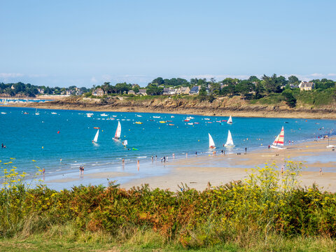 Les planches &agrave; voile et voiliers sur la grande plage de Lancieux en &eacute;t&eacute;