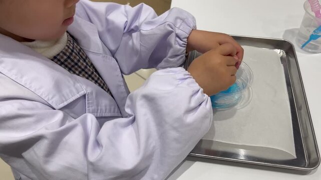 職業体験で実験をする子供