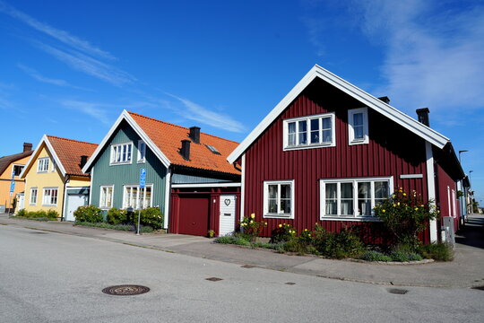 Typische schwedische H&auml;user, Haus, Holzhaus, rot, blau, gelb, schwedisch, zuhause, Karlskrona, Schweden, Skandinavien, Europa, farbig, Farbe, bunt, Fenster