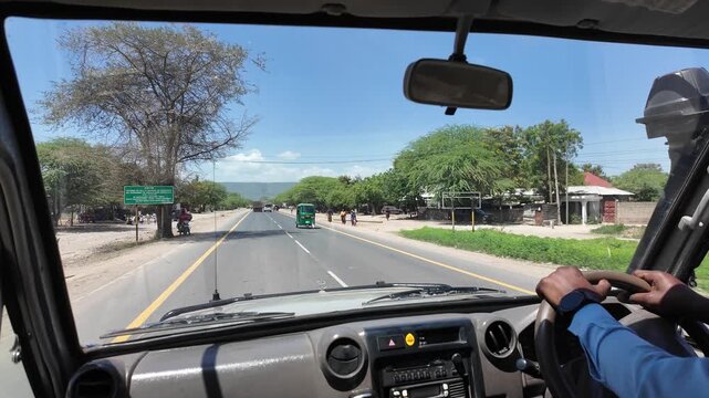 Fahrt im Gel&auml;ndewagen auf einer Hauptstra&szlig;e im Osten Tansanias