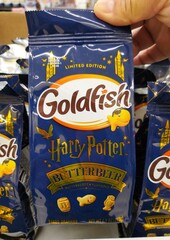 Naklejka premium Delaware, U.S.A - April 26, 2026 - Limited edition Goldfish grahams featuring Harry Potter theme with Butterbeer butterscotch flavor and themed shapes.