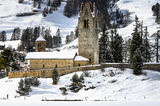 Celerina, San Gian, Kirche, Kirchturm, St. Moritz, Oberengadin, Engadin, Pfarrkirche, Wanderweg, Winter, Wintersport, Langlauf, Neuschnee, Alpen, Graub&uuml;nden, Schweiz