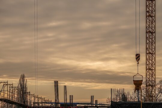 Baustelle bei Sonnenuntergang