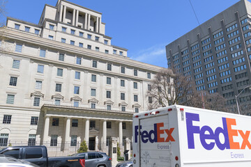 Fototapeta premium Fedex delivery vehicle near The Manufacturers Life Insurance Company, 200 Bloor St E, Toronto