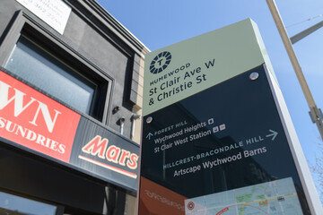 Naklejka premium location marker in the Humewood district of Toronto: St Clair Ave W & Christie St located near Jug Town, a convenience store, located at 684 St Clair Av W