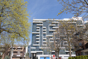 Naklejka premium the ANX at 328 Dupont Street, designed by Teeple Architects for Freed Developments in 2023, is a 13-storey Expressionist Modernist mixed-use condominium characterized by its undulating white aluminum 