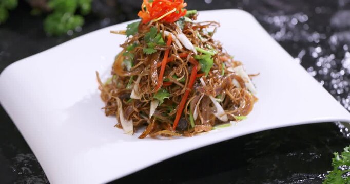 Oil-fried cold dish of shredded tea tree mushrooms with cilantro, red pepper strips, and scallions