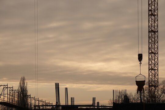 Bauarbeiten bei Sonnenuntergang