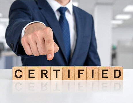 Certified - Geschäftsmann zeigt auf den Text "Certified"