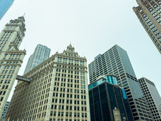Obraz premium View of tall buildings in a city on a cloudy day during the afternoon hours near downtown area