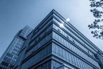 Obraz premium Modern Architectural Marvel Under Blue Sky with Reflections