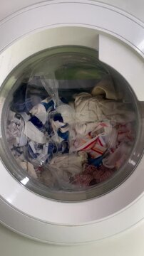 Lavadora con carga frontal, tambor, coger agua y centrifugado lavado de ropa sucia con detergente, suavizante, agua y jab&oacute;n girando en programa washing machine lavarropa para no deste&ntilde;ir ni encoger