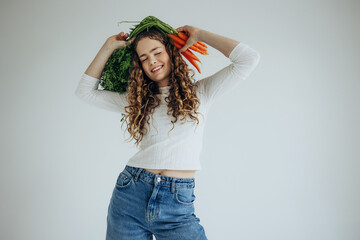 Naklejka premium Beautiful young girl with vegetables 
