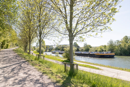 Binnenschiff auf dem Rhein-Herne-Kanal bei Oberhausen Ripshorst im Fr&uuml;hling mit der Ripshorster Br&uuml;cke im Hintergrund