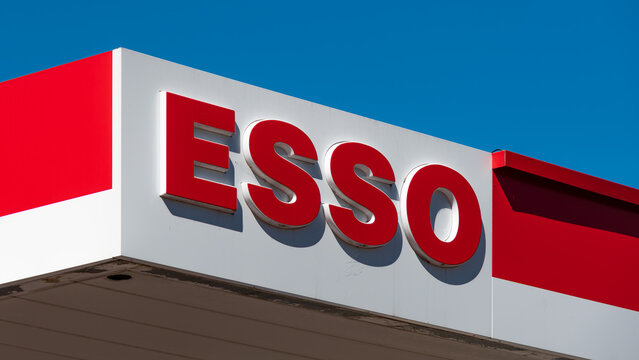 Malakoff, France - 30 avril 2026: Enseigne d'une station service Esso. Esso est une marque cr&eacute;&eacute;e par la compagnie p&eacute;troli&egrave;re am&eacute;ricaine ExxonMobil, puis vendue au Canadien North Atlantic