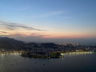 Obraz premium Sunset view of the coastline and city lights in Brazil capturing the beauty of the evening sky and city life