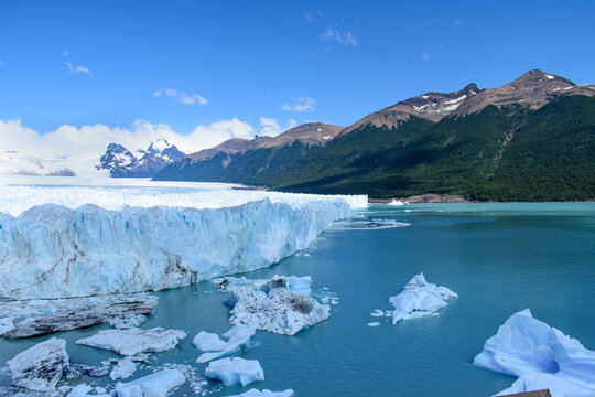 Vista panor&aacute;mica del glaciar Perito Moreno, las monta&ntilde;as y los icebergs en el lago Argentino.