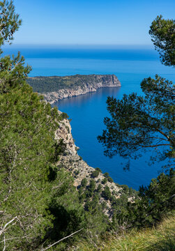 Alcudia, Mallorca, Spanien: Wanderung zum Gipfel Talaia d'Alc&uacute;dia im Norden der Insel - Ausblick aufs Meer und die traumhafte K&uuml;ste